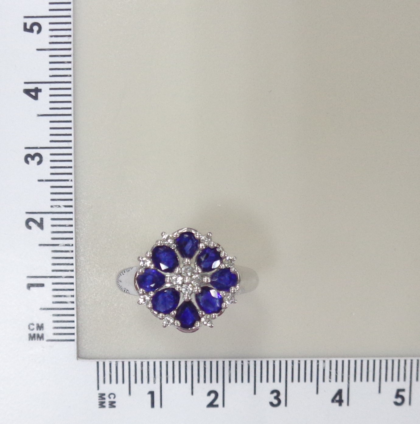 Серебряное кольцо с сапфирами